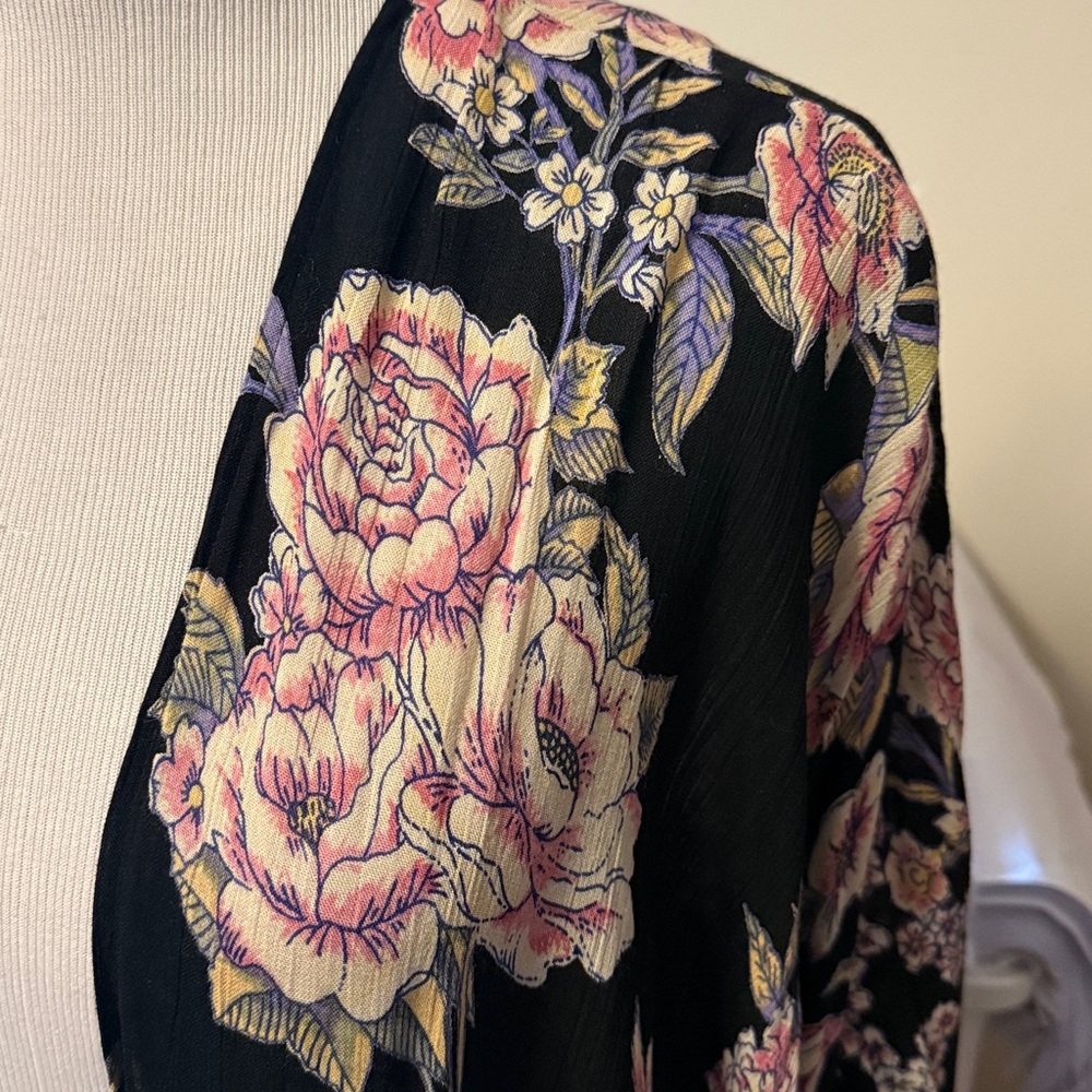 Floral Kimono Cardigan with black background - Picture 3 of 8
